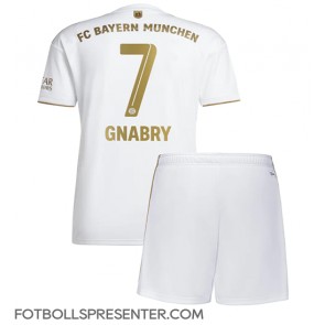 Bayern Munich Serge Gnabry #7 Bortatröja Barn 2022-23 Kortärmad (+ korta byxor)
